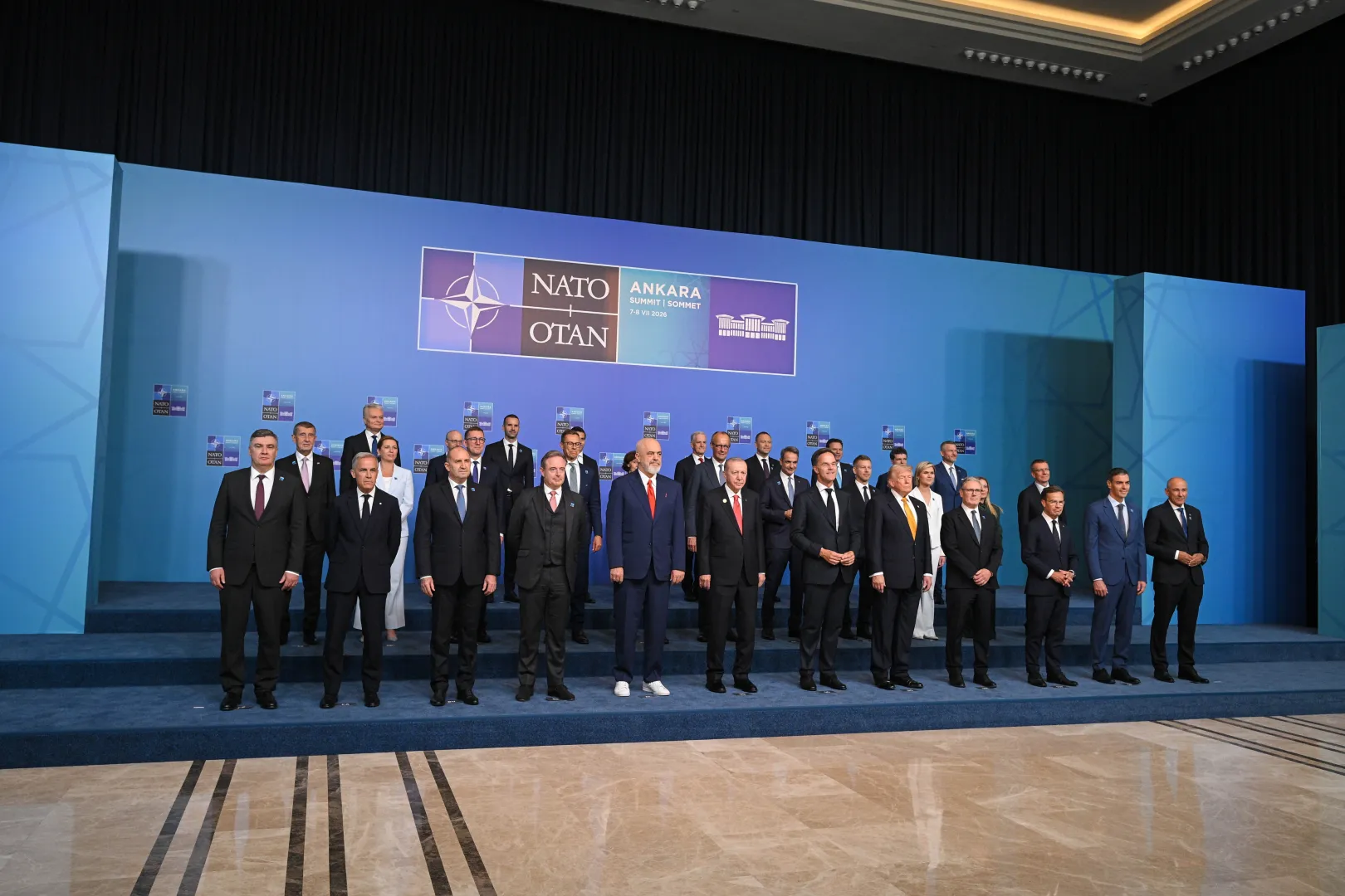 Президенти держав та очільники урядів позують для спільного фото в Анкарі під час саміту НАТО. Fot. PAP/Marcin Obara