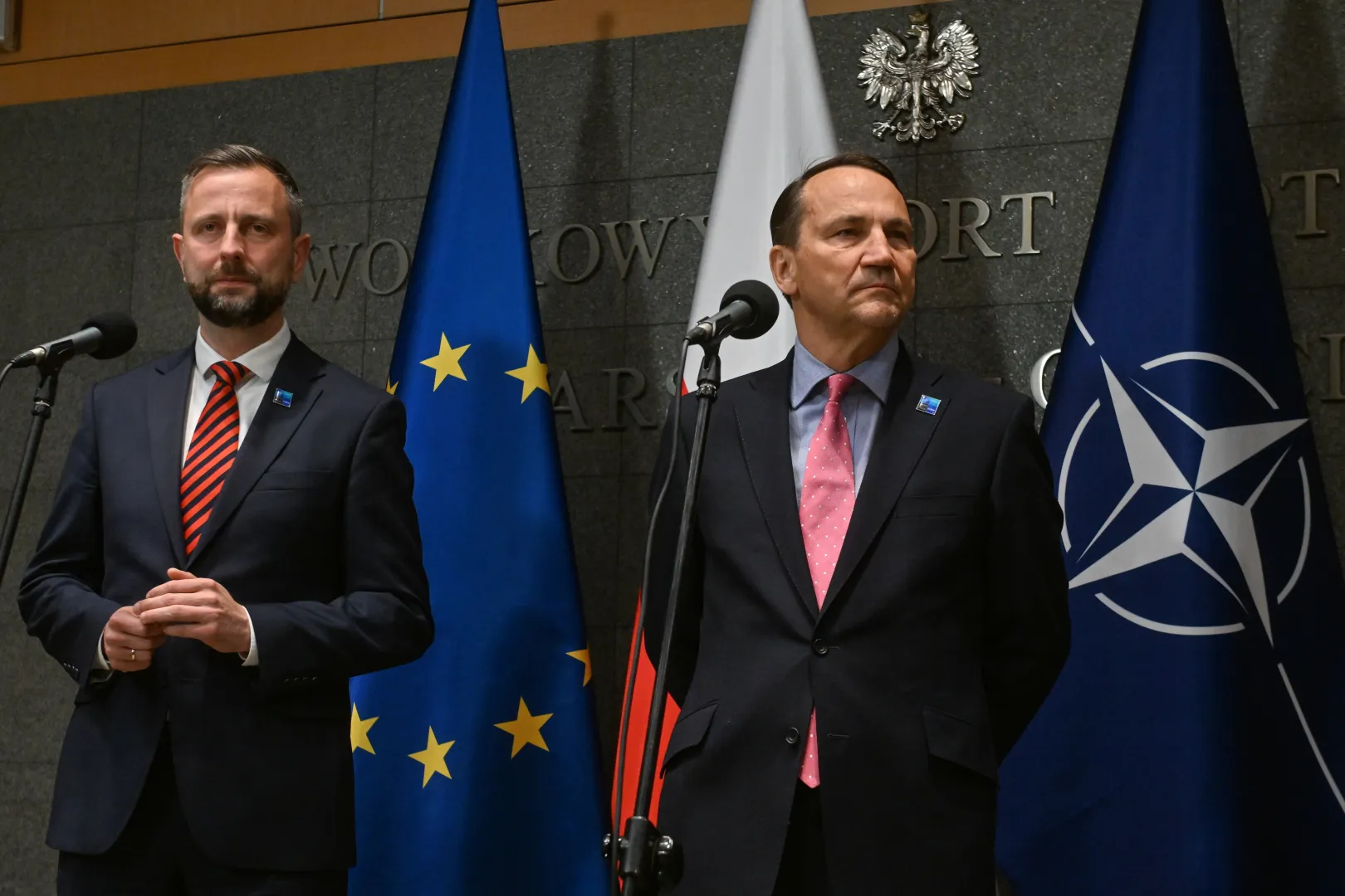 Wicepremierzy: minister obrony narodowej Władysław Kosiniak-Kamysz oraz minister spraw zagranicznych Radosław Sikorski. Fot. PAP/Piotr Nowak