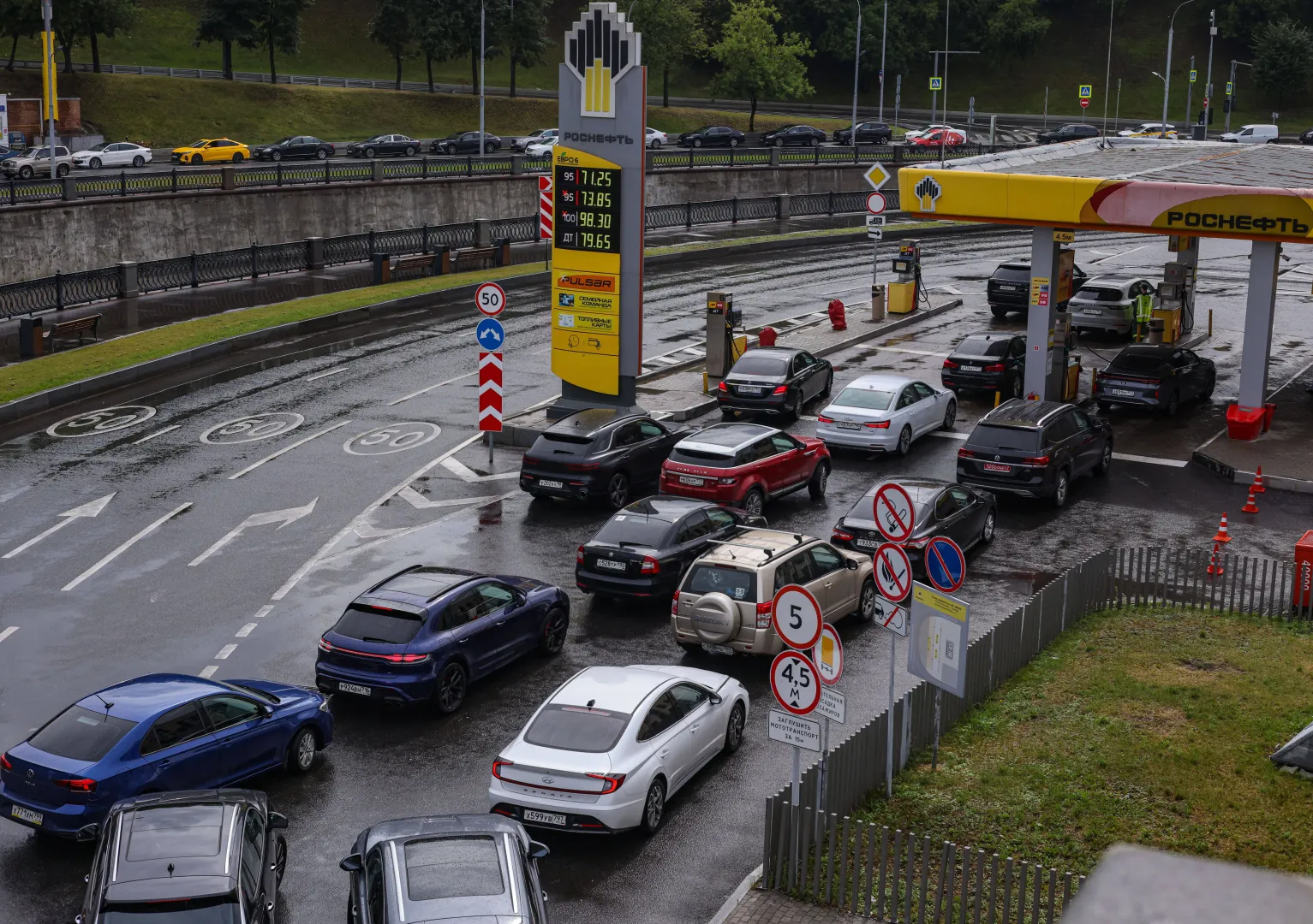 Niedobory paliw są efektem ukraińskich ataków na rosyjskie rafinerie i infrastrukturę naftową. Fot. PAP/EPA/	SERGEI ILNITSKY