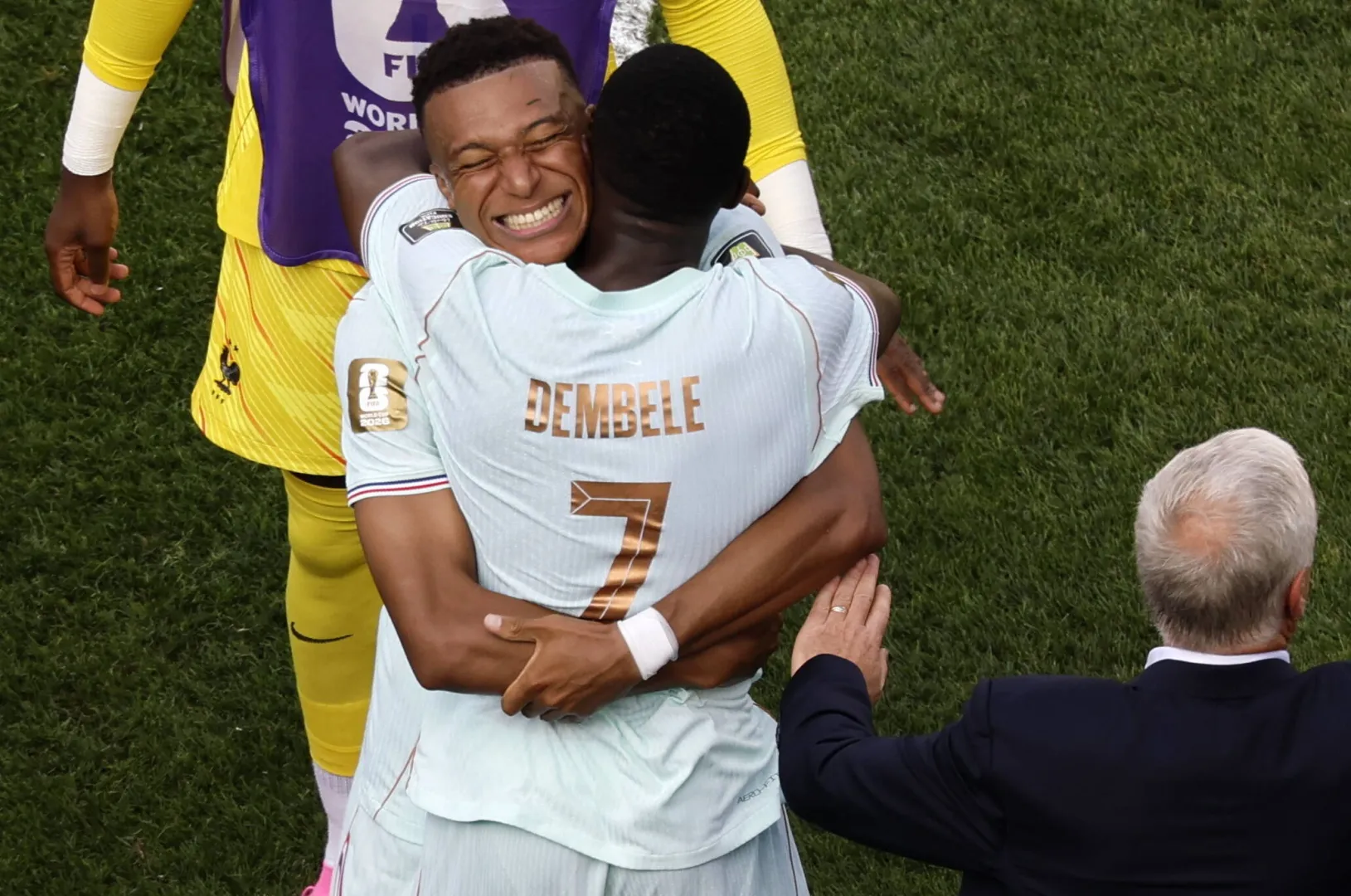 Zawodnicy reprezentacji Francji: Kylian Mbappe i Ousmane Dembele. Fot. PAP/EPA/GREG M. COOPER