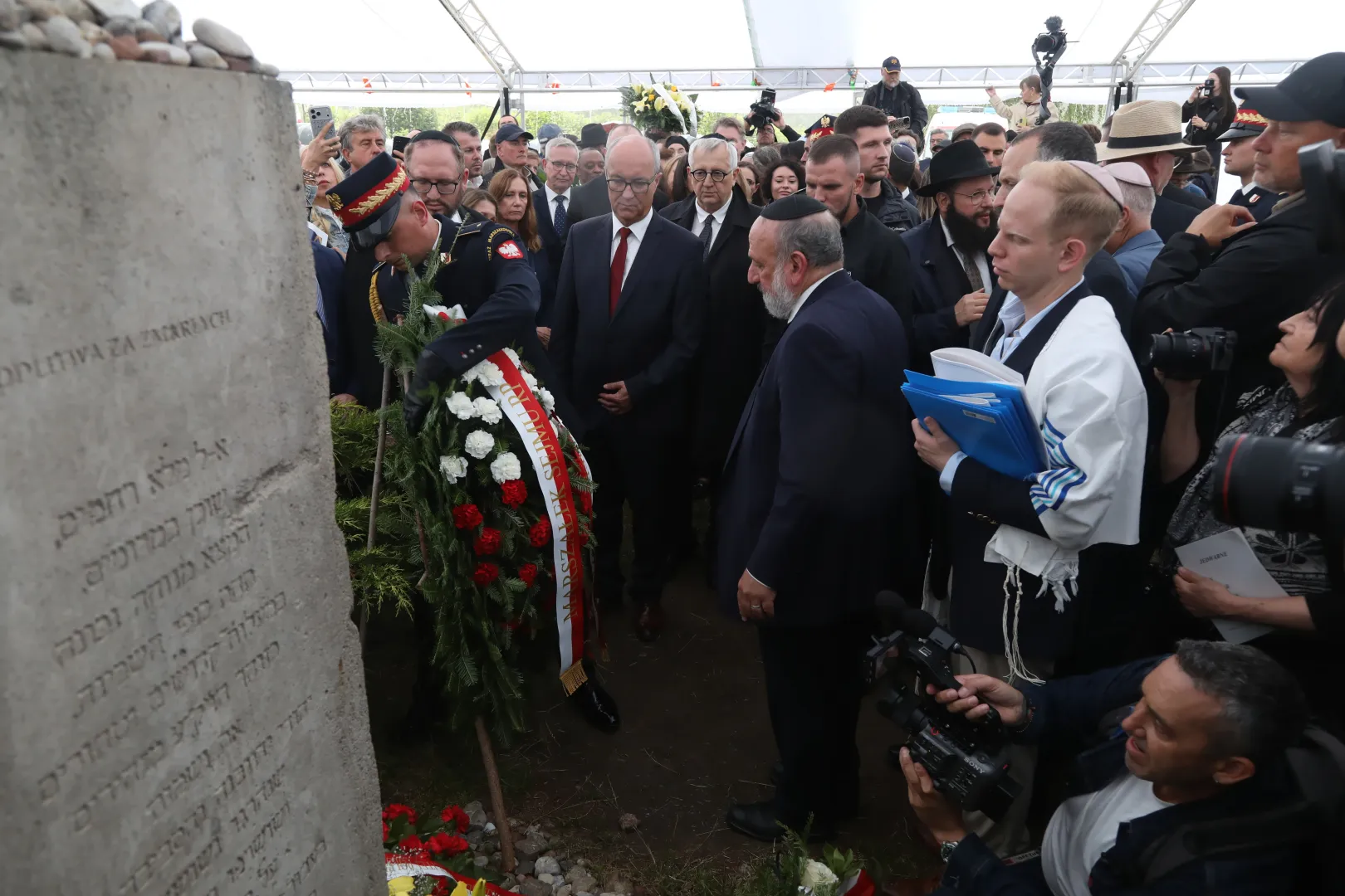 Naczelny rabin Polski Michael Schudrich (C), marszałek Sejmu Włodzimierz Czarzasty (C-2L) i szef Kancelarii Sejmu Marek Siwiec (C-L). Fot. PAP/Artur Reszko