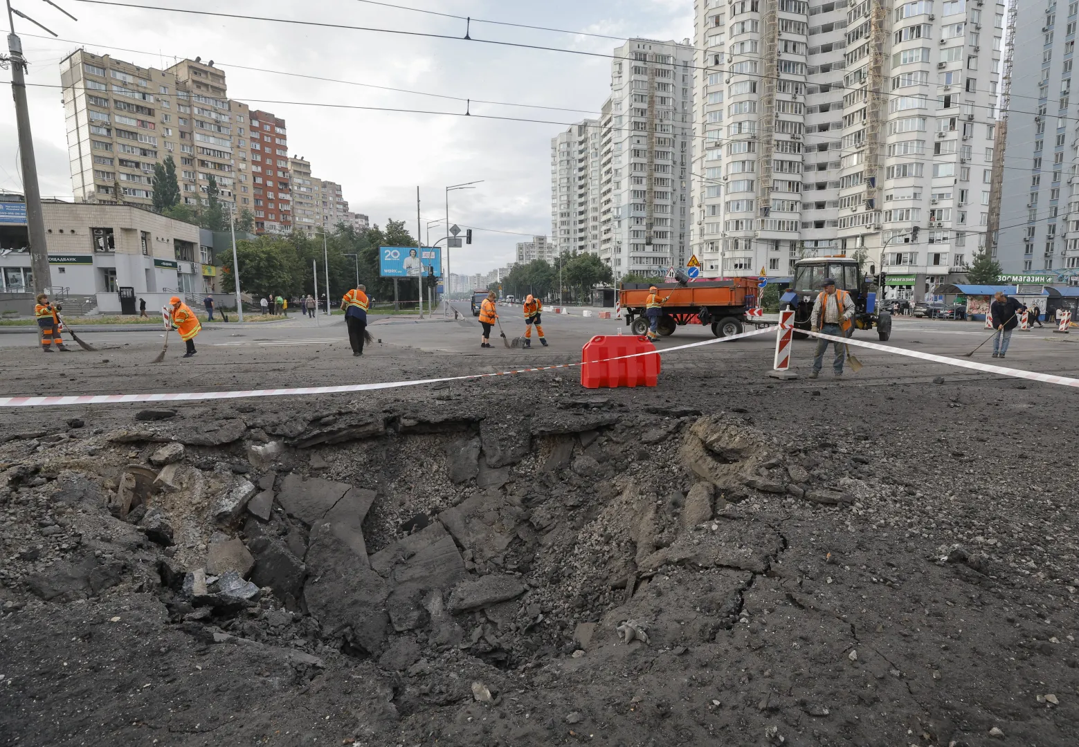 Вирва на вулиці після російського ракетного удару по житловому району в Києві, Україна. Fot. PAP/EPA/SERGEY DOLZHENKO