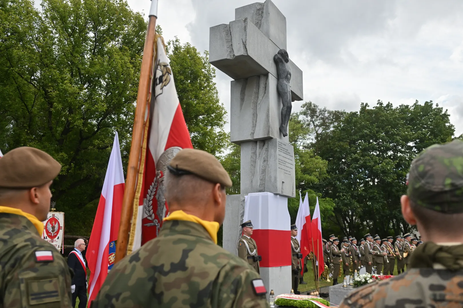Uroczystość przy stołecznym Pomniku Ofiar Ludobójstwa dokonanego przez nacjonalistów ukraińskich na obywatelach II Rzeczypospolitej Polskiej. Fot. PAP/Piotr Nowak