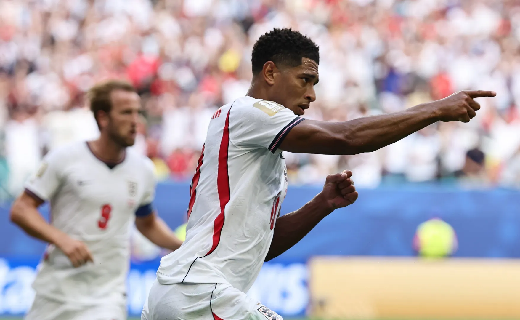 Piłkarz reprezentacji Anglii Jude Bellingham został pierwszym od 40 lat i wyczynu Diego Maradony piłkarzem, który odnotował minimum dublet w dwóch kolejnych meczach fazy pucharowej MŚ. Fot. PAP/EPA/	RONALD WITTEK