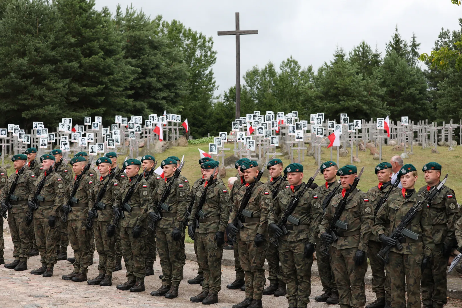 Uroczyste obchody Dnia Pamięci Ofiar Obławy Augustowskiej przy Wzgórzu Krzyży w Gibach. Fot. PAP/	Artur Reszko