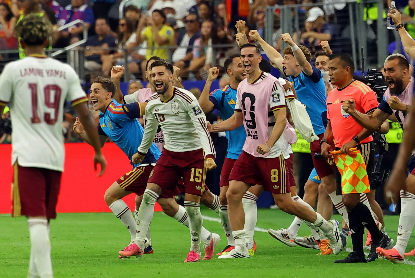 Reprezentacja Hiszpanii celebruje awans do finału MŚ. Fot. PAP/EPA/CHRISTOPHER NEUNDORF