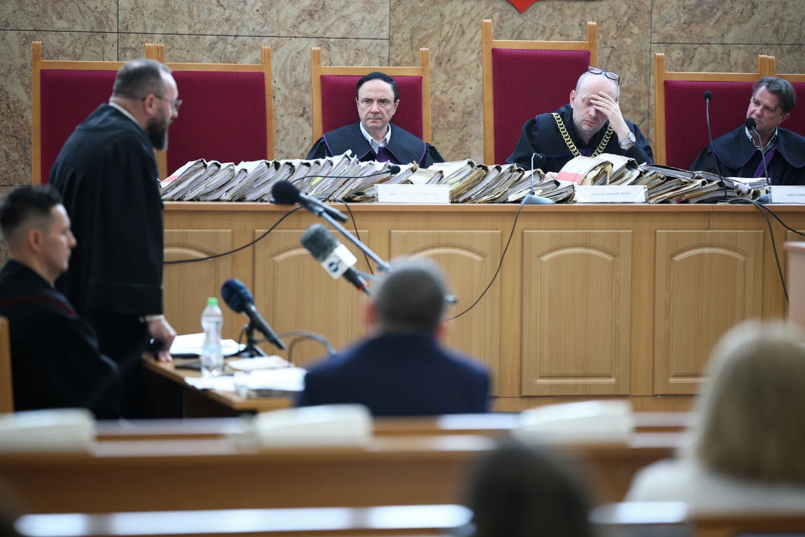 Sędziowie Wojciech Domański, Sławomir Noga i Tomasz Kudla na sali rozpraw Sądu Okręgowego w Krakowie. Fot. PAP/Łukasz Gągulski 