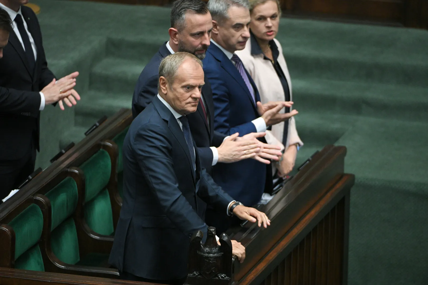 Прем'єр-міністр Дональд Туск, віцепрем'єр-міністр, міністр національної оборони Владислав Косіняк-Камиш, віцепрем'єр-міністр, міністр цифровізації Кшиштоф Ґавковський та міністерка освіти Барбара Новацька у пленарній залі Сейму. Fot. PAP/Marcin Obara