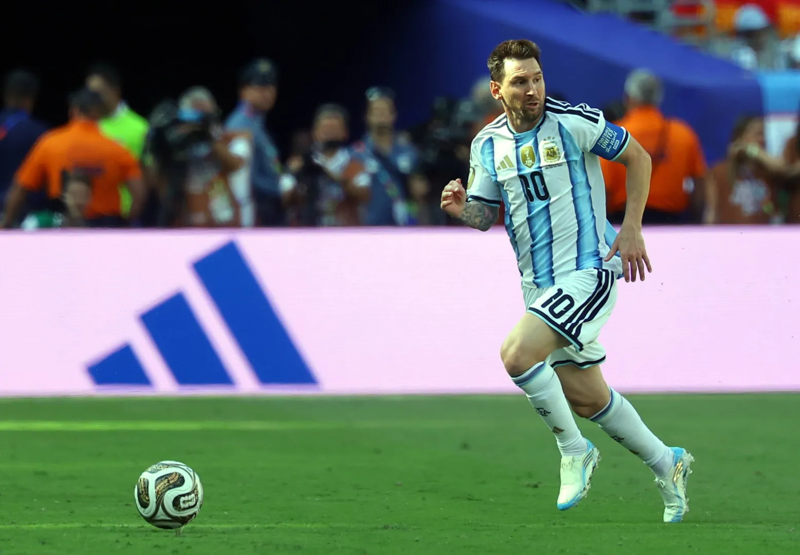 Lionel Messi. Fot. PAP/EPA/CHRISTOPHER NEUNDORF