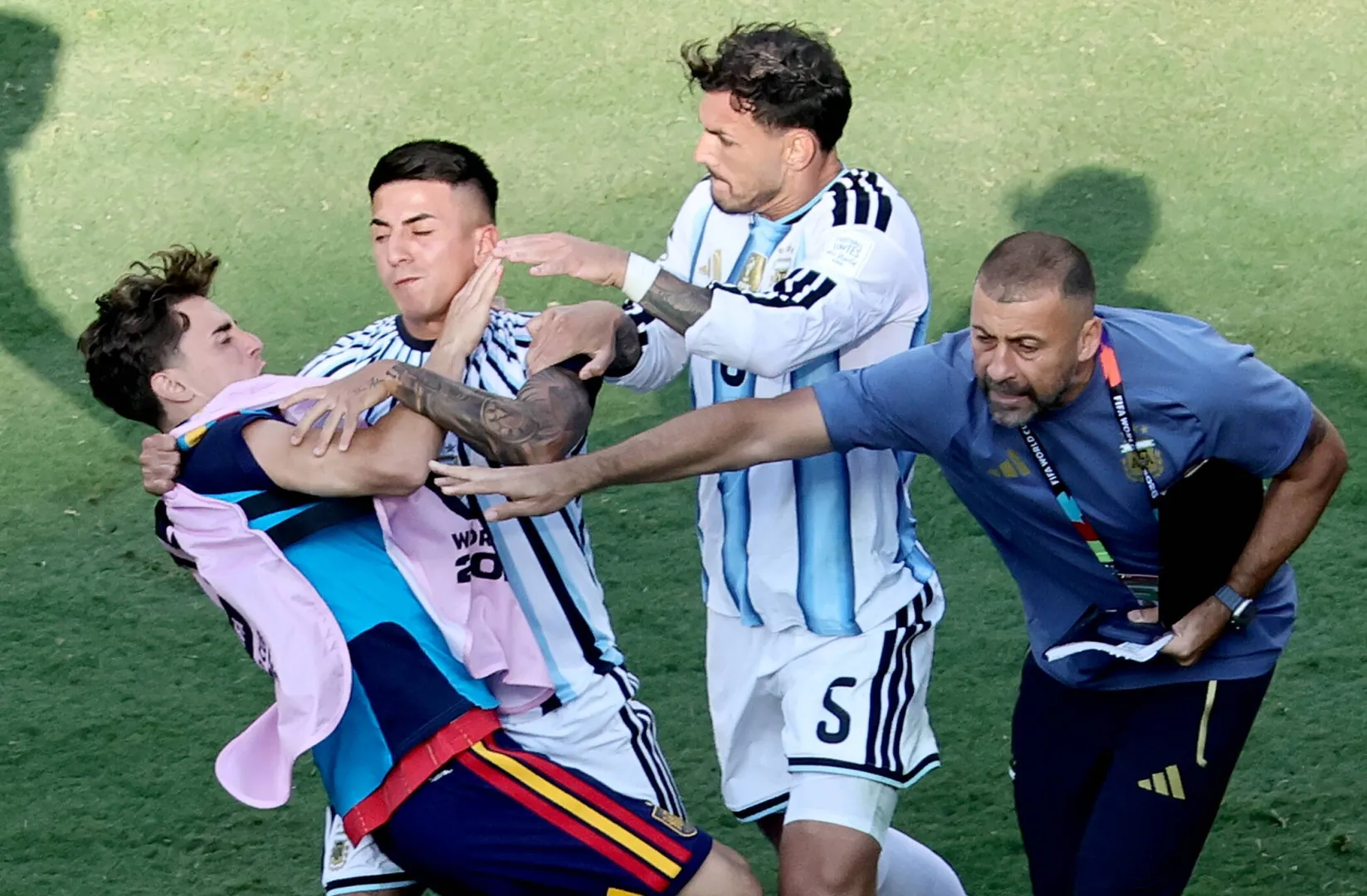 Gavi (z lewej|), Nahuel Molina (w środku) i Leandro Paredes fot. PAP/EPA/RONALD WITTEK