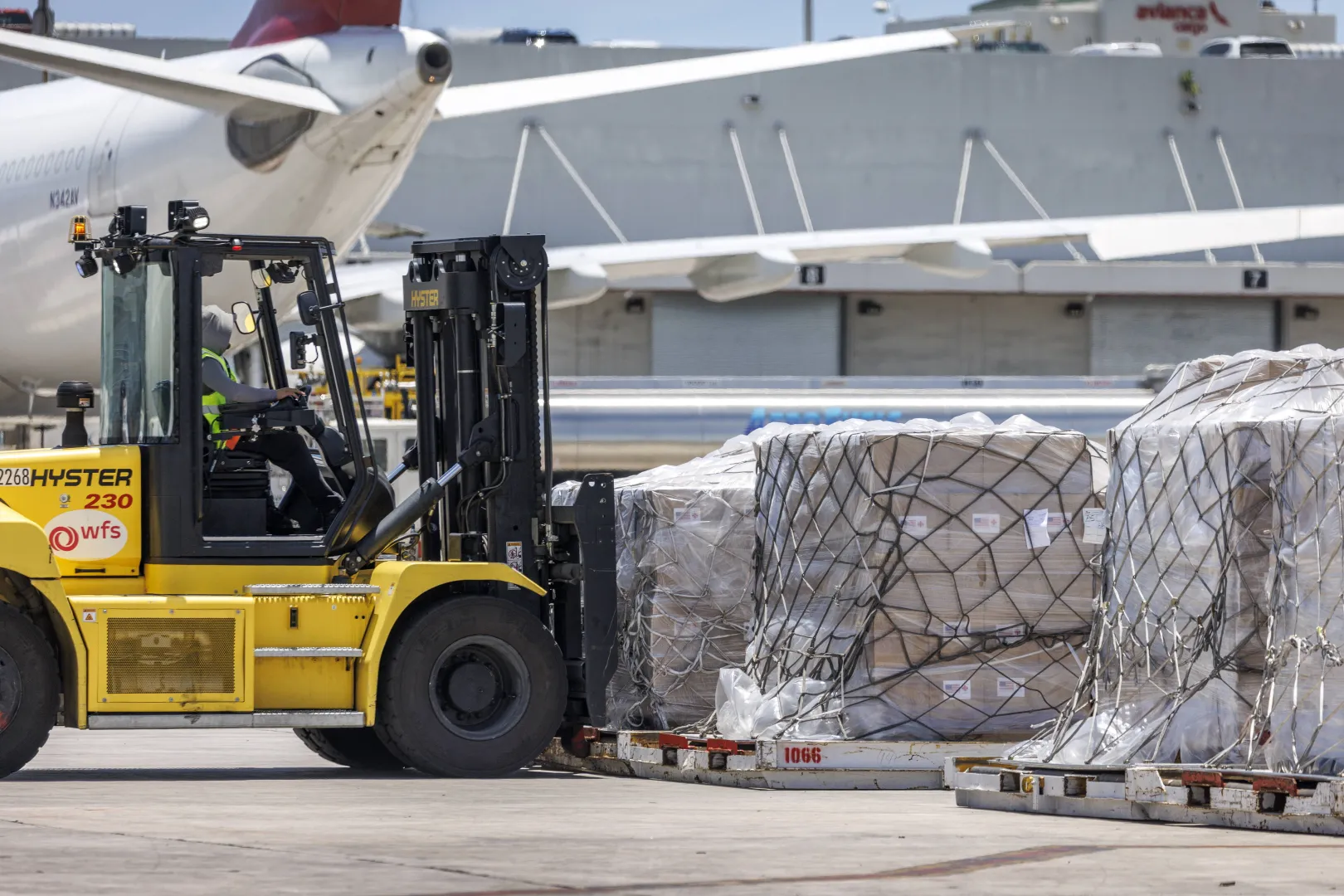 Transport pomocy humanitarnej z USA na Kubę, fot. PAP/EPA/CRISTOBAL HERRERA-ULASHKEVICH