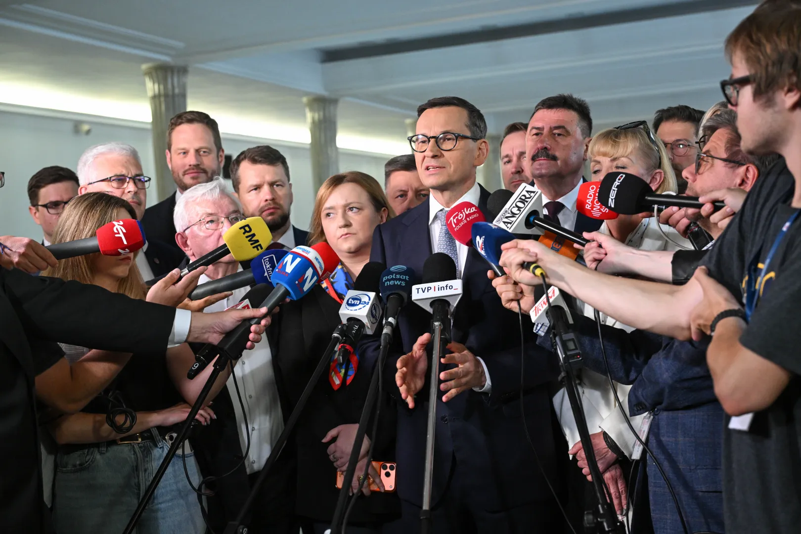 Mateusz Morawiecki oraz grupa posłów z "Rozwój Plus". Fot. PAP/Radek Pietruszka