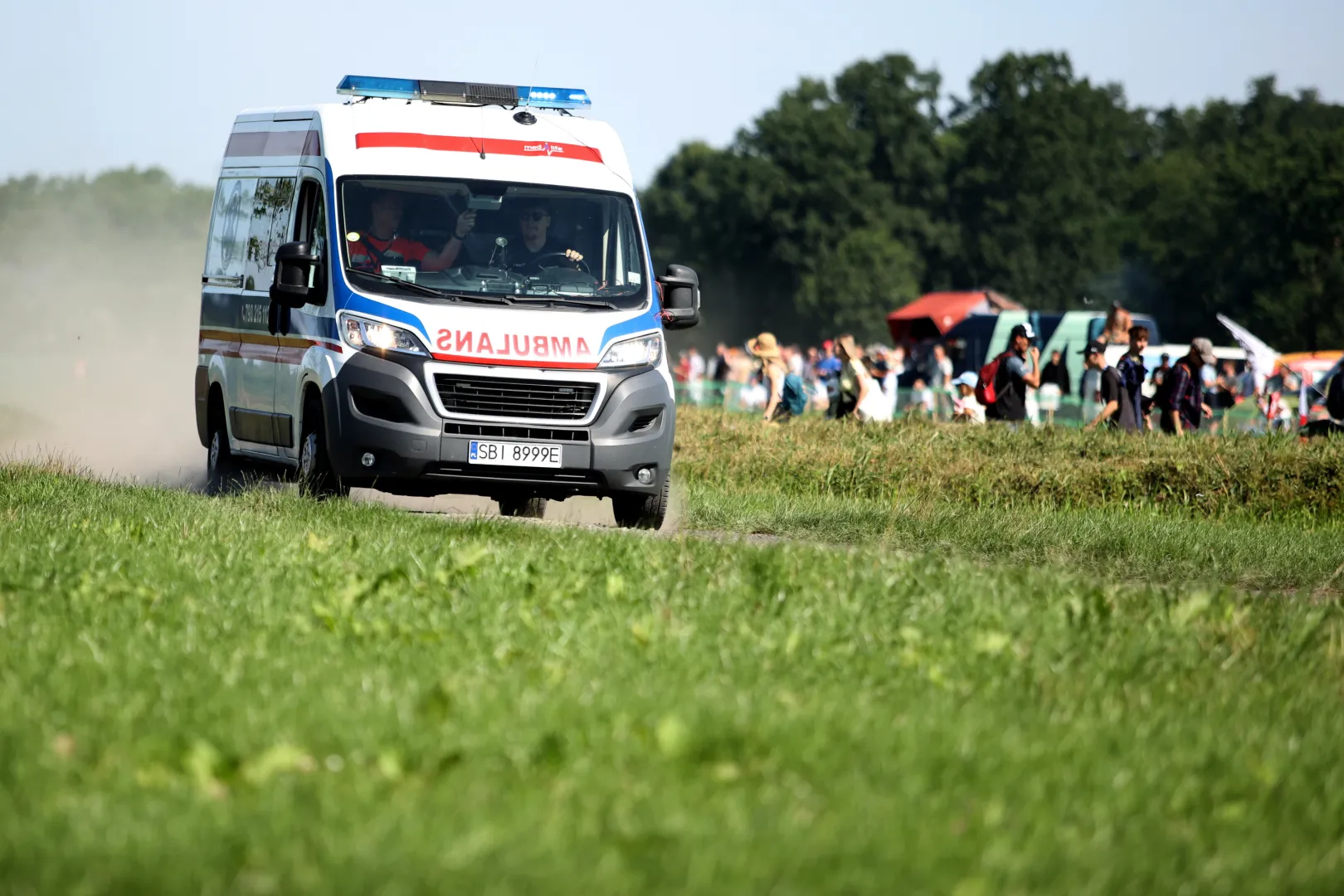 Karetka na trasie Rajdu Polski Fot. PAP/Jarek Praszkiewicz
