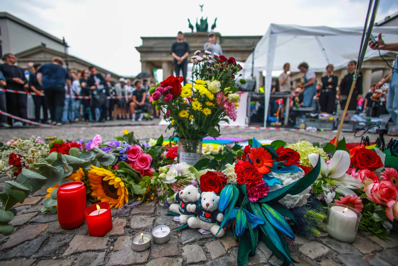 Kwiaty na miejscu tragedii w Berlinie Fot. PAP/EPA/CLEMENS BILAN