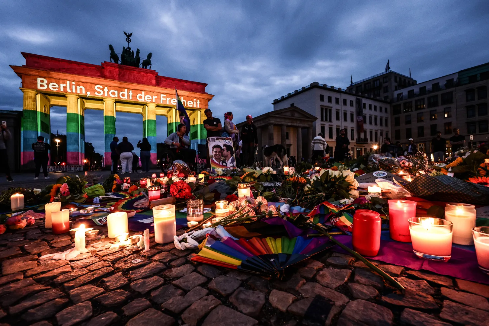 Kwiaty i znicze pod Bramą Brandenburską w Berlinie. Fot. PAP/EPA/FILIP SINGER 