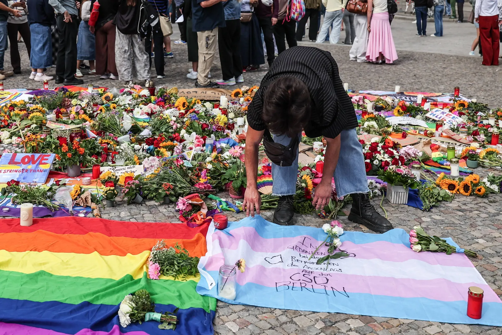 Kwiaty i znicze po ataku w Berlinie przed Bramą Brandenburską, fot. PAP/EPA/FILIP SINGER