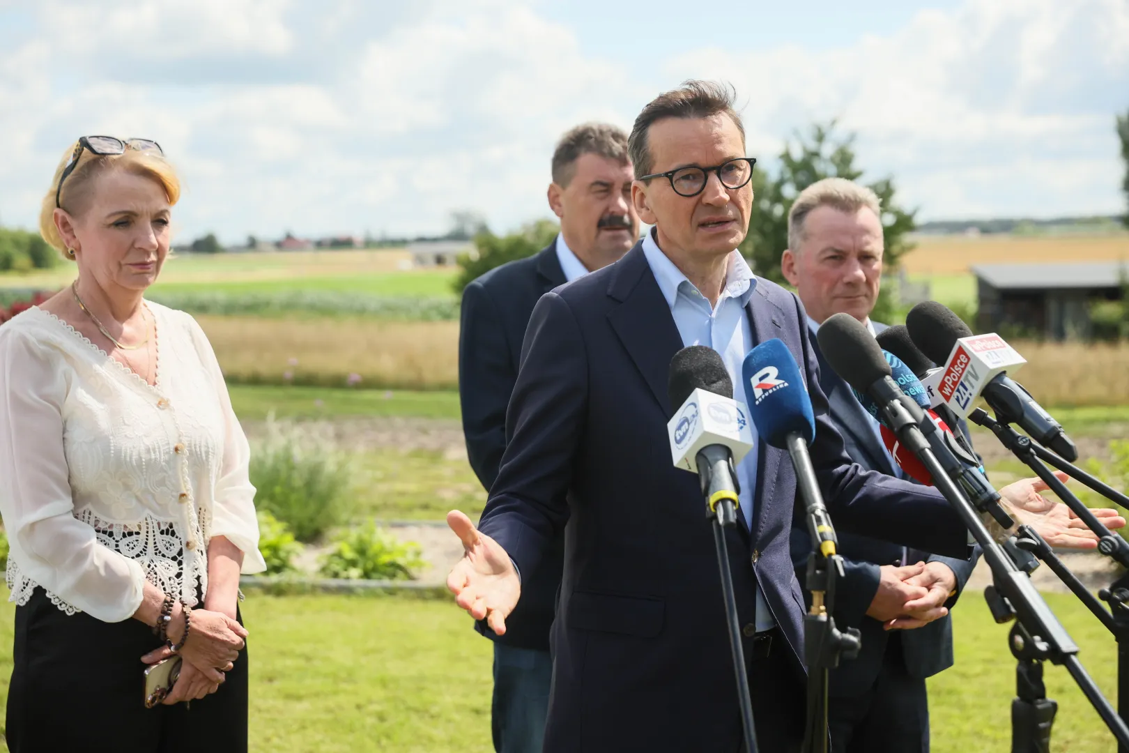 Członkowie Stowarzyszenia "Rozwój Plus": były premier Mateusz Morawiecki (2P), Anna Kwiecień (L) i Ryszard Bartosik (2L) oraz wójt gminy Górzno Waldemar Sabak (P) podczas konferencji prasowej w miejscowości Piaski. Fot. PAP/Leszek Szymański
