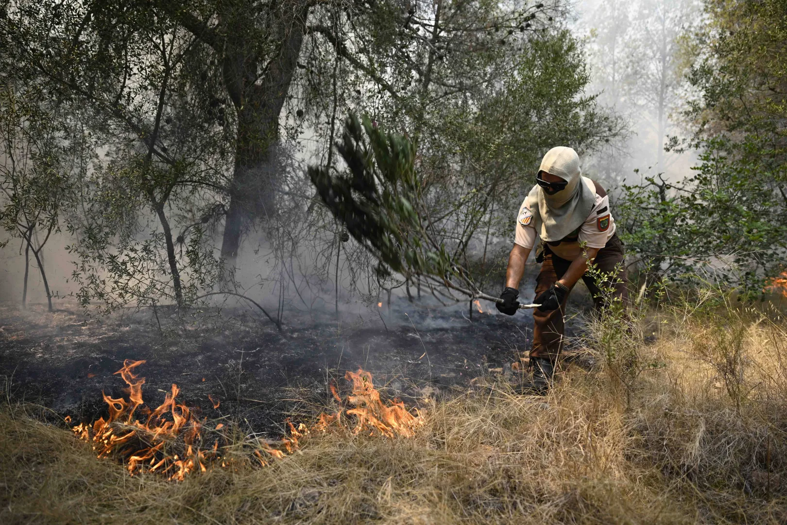 Gaszenie pożaru w Hiszpanii. Fot. PAP/EPA/Andreu Esteban