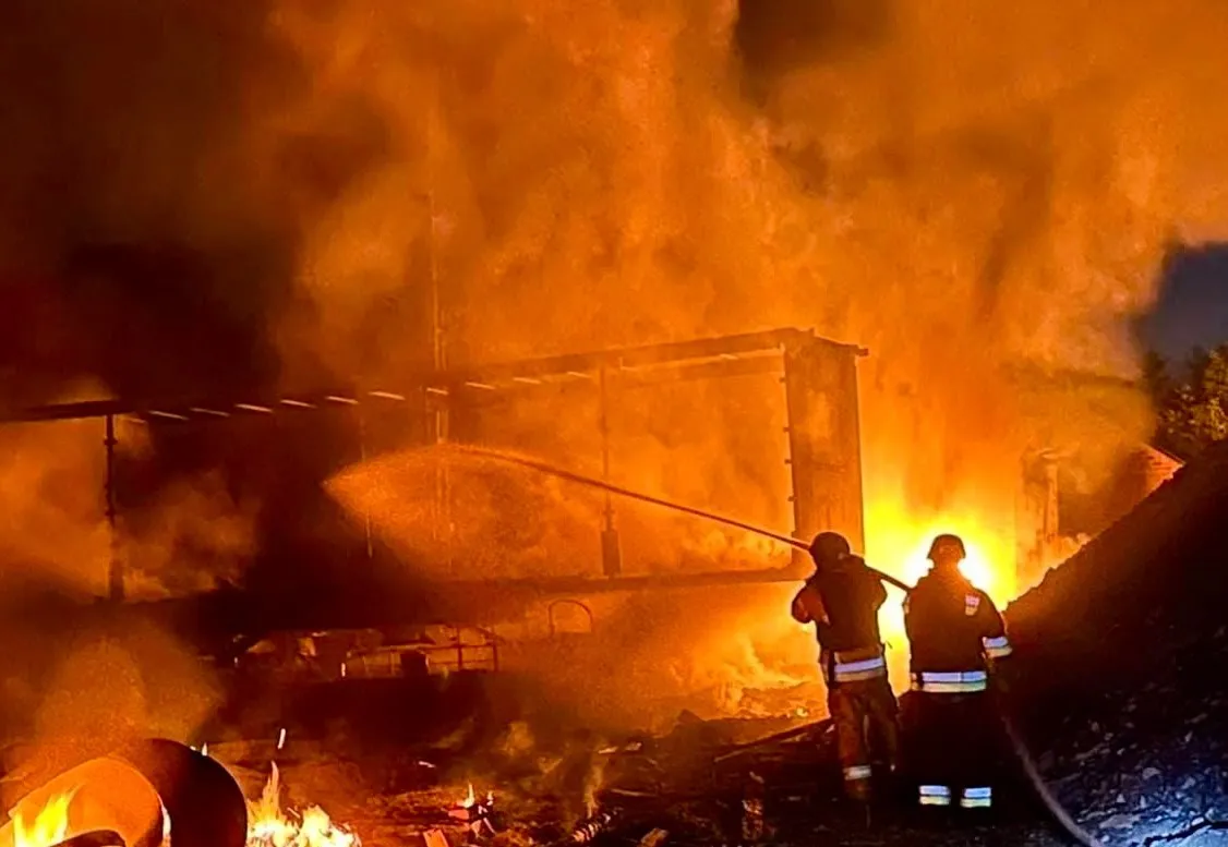Władze Kijowa nad ranem podały, że w wyniku ataku w dwóch dzielnicach miasta wybuchły pożary. Fot. X/DSNS.GOV.UA