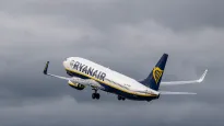 Samolot należący do tanich linii lotniczych Ryanair. Fot. PAP/Andrzej Jackowski