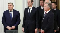 Doradca Putina Jurij Uszakow (L), Jared Kushner, zięć Donalda Trumpa (C) i specjalny wysłannik USA Steve Witkoff podczas rozmów na Kremlu, fot. PAP/EPA/ALEXANDER KAZAKOV / SPUTNIK / KREMLIN POOL
