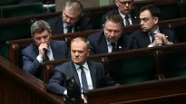Członkowie rządu, od frontu: premier Donald Tusk, drugi rząd: szef KPRM Jan Grabiec, Marcin Kierwiński, Andrzej Domański, trzeci rząd: Waldemar Żurek i Tomasz Siemoniak, fot. PAP/Piotr Nowak