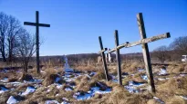 Krzyże upamiętniające zamordowanych mieszkańców wsi Huta Pieniacka. Fot. PAP/	Vitaliy Hrabar