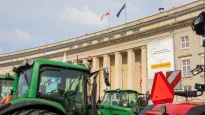  Rolnicy podczas protestu przed Przedstawicielstwem Komisji Europejskiej we Wrocławiu Fot. PAP/Krzysztof Ćwik
