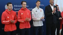 Od lewej: medaliści w skokach narciarskich Kacper Tomasiak i Paweł Wąsek, Władimir Semirunnij, srebrny medalista w łyżwiarstwie szybkim na 10 000m oraz Jakub Rutnicki, minister sportu i turystyki. Fot. PAP/Piotr Nowak