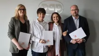 Prezes Polskiej Agencji Prasowej Marek Błoński (P), prezes zarządu Fundacji Polskiej Agencji Prasowej Magdalena Chodak (2L), członek zarządu Fundacji Polskiej Agencji Prasowej Magdalena Żuk (L) i prezeska Fundacji Edukacyjnej Perspektywy Bianka Siwińska (2P). Fot. PAP/Albert Zawada