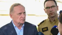 Wiceminister spraw wewnętrznych i administracji Czesław Mroczek (L) i komendant Główny Państwowej Straży Pożarnej nadbryg. Wojciech Kruczek Fot. PAP/Radek Pietruszka