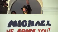 Michael Jackson z wizytą w warszawskim liceum im. Stefana Batorego Fot. PAP/Jacek Turczyk