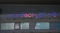 Neon zondacrypto. Zdj. ilustracyjne. Fot. PAP/Radek Pietruszka
