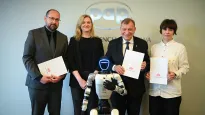Prezes Polskiej Agencji Prasowej Marek Błoński, prezes zarządu Fundacji Polskiej Agencji Prasowej Magdalena Chodak, członek zarządu Fundacji Polskiej Agencji Prasowej Magdalena Żuk, rektor AGH prof. Jerzy Lis oraz humanoidalny robot Centrum Doskonałości Sztucznej Inteligencji AGH - Barbara. Fot. 