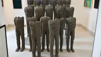 Konstrukcja "Bambini" autorstwa Magdaleny Abakanowicz zaprezentowana na wystawie przedaukcyjnej w Domu Aukcyjnym Polswiss Art w Warszawie, 26 bm. (rp/mgut) PAP/Radek Pietruszka