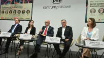  Prezes PGE Dariusz Lubera (L), rzeczniczka prasowa Grupy Apator Monika Pietkiewicz (2L), prezes Orlenu Ireneusz Fąfara (3L), członek zespołu zarządzającego Holcim Bogusław Lasek (4L), wiceprezes GUS Renata Bielak (5L) Fot. PAP/Piotr Nowak