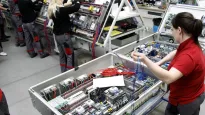 Praca przy budowie urządzeń elektronicznych Fot. PAP/Jerzy Undro