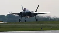 Lądowanie jednego z nowych polskich samolotów F-35 podczas powitania pierwszych polskich maszyn tego typu w 32. Bazie Lotnictwa Taktycznego w Łasku Fot. PAP/Marian Zubrzycki