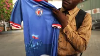 Kolumbijski producent odzieży sportowej Saeta poinformował, że zmienił projekt koszulki, którą Haiti będzie nosić na Mistrzostwach Świata FIFA 2026, po tym jak FIFA wyraziła sprzeciw wobec niektórych elementów wizualnych na mundurze. Fot. PAP/EPA/PATRICE NOEL