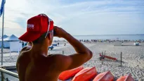 Ratownik WOPR na plaży w Świnoujściu Fot. PAP/Marcin Bielecki