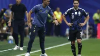 Selekcjoner Argentyny Lionel Scaloni i piłkarz reprezentacji Argentyny Nicolas Tagliafico (z prawej), fot. PAP/EPA/WILL OLIVER