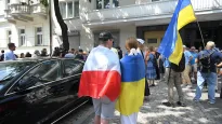„Manifestacja przeciwko nienawiści/ Manifestacja Przyjaźni z Ukrainą” przed ambasadą Ukrainy w stolicy. Fot. PAP/Marcin Obara