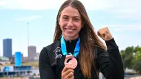 Klaudia Zwolińska pozuje do zdjęcia z brązowym medalem, fot. PAP/Paweł Skraba