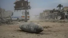 Izraelski pocisk leżący na środku drogi w Strefie Gazie. Fot. EPA/MOHAMMED SABER