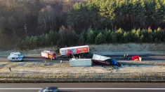 Zderzenie dwóch ciężarówek niedaleko Gorzowa Wlkp. Jeden z kierowców nie żyje. Fot. PAP/	Lech Muszynski