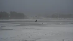 Zamarznięte jezioro Białe Fot. PAP/Wojtek Jargiło