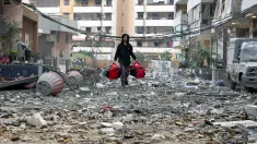 Władze w Bejrucie szacują, że co najmniej 800 tys. ludzi opuściło domy w poszukiwaniu bezpiecznego schronienia. Fot. PAP/EPA/WAEL HAMZEH