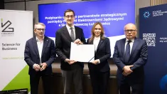 Sieć Badawcza Łukasiewicz - Tomasz Szubiela (wiceprezes PEJ), Bogumiła Czarska-Karbowiak (wiceprezes PEJ), Hubert Cichocki (prezes Łukasiewicza), Wiesław Skwarko (wiceprezes Łukasiewicza)