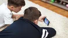 Dzieci z telefonem (zdjęcie ilustracyjne). Fot. Adobe Stock/sakkmesterke