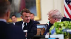 Emmanuel Macron i Donald Trump. Fot. PAP/EPA/AARON SCHWARTZ / POOL